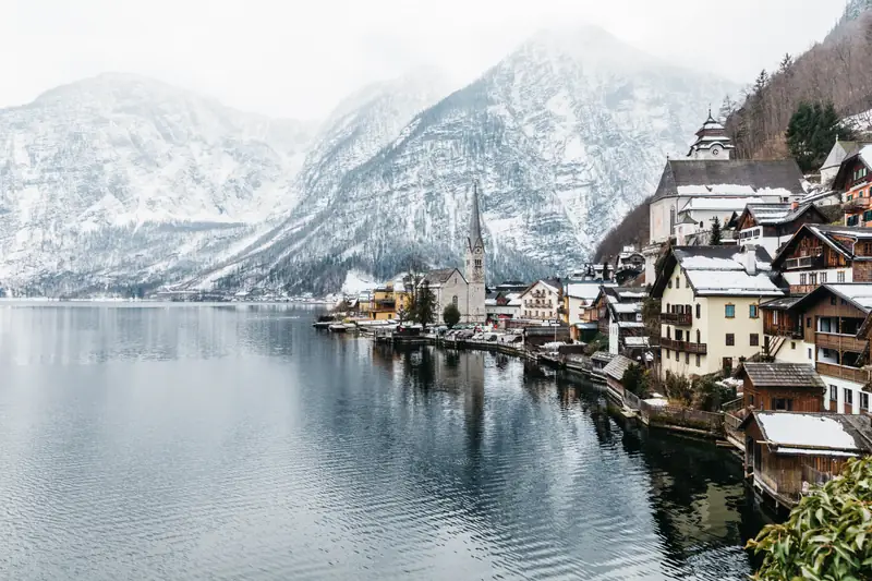 Hallstatt zachwyca widokami zarówno latem, jak i zimą