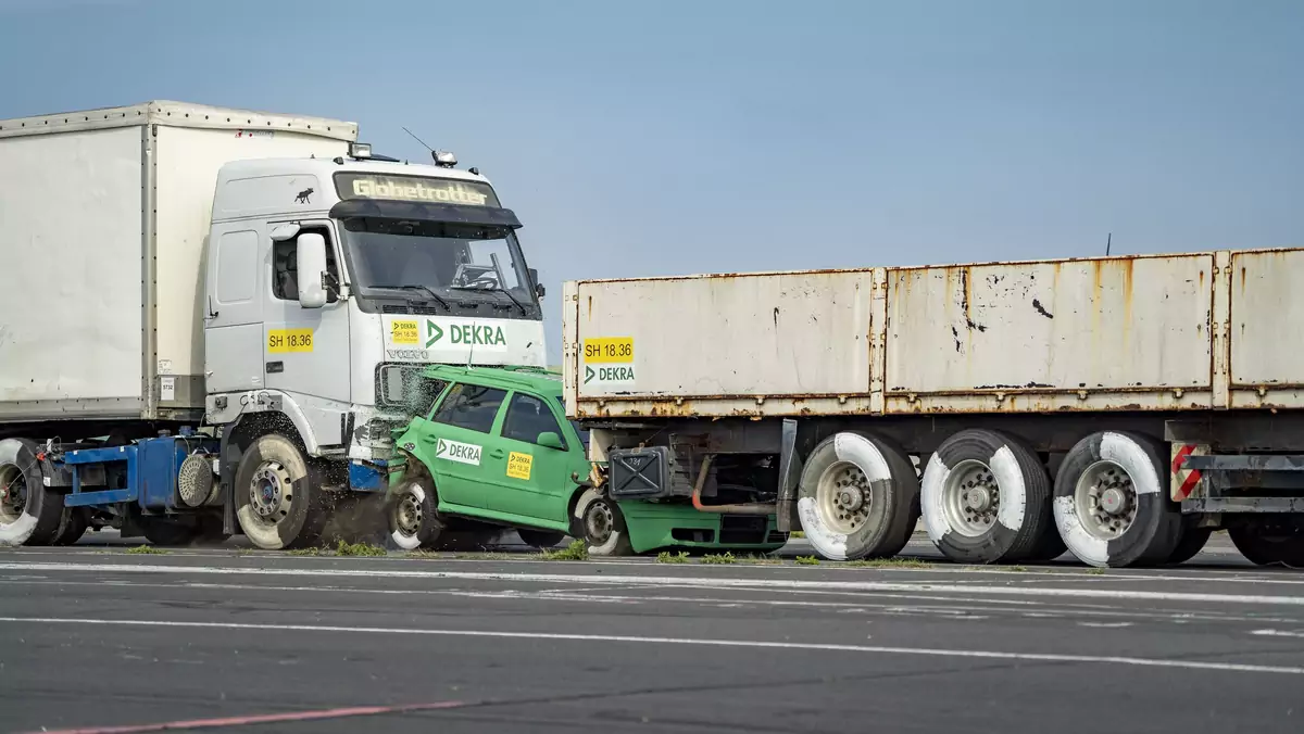 Ciężarówka najeżdża na auto osobowe