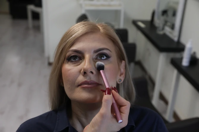 Oči je istakla i izvukla ajlajner