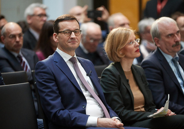 Zdaniem gazety "Morawiecki zapada się coraz głębiej w grzęzawisko ideologicznej polityki historycznej, która przedstawia Polaków jako ofiary międzynarodowego spisku".