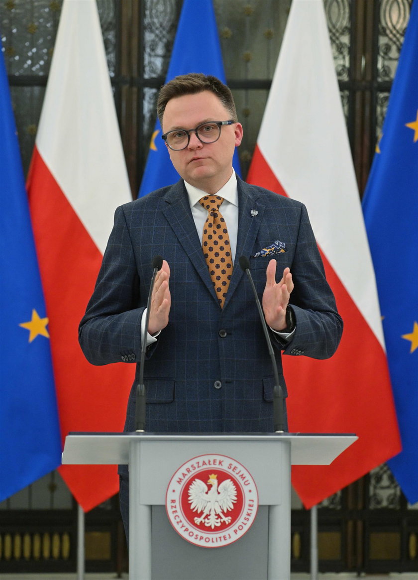 Marszałek Sejmu Szymon Hołownia ma słabość do wzorów i poszetek. 