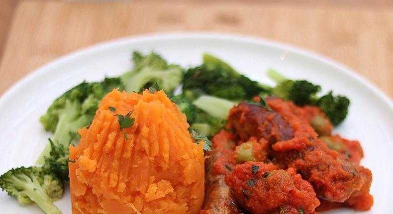 Mashed sweet potatoes and sausages cooked in tomato sauce (Foodace)