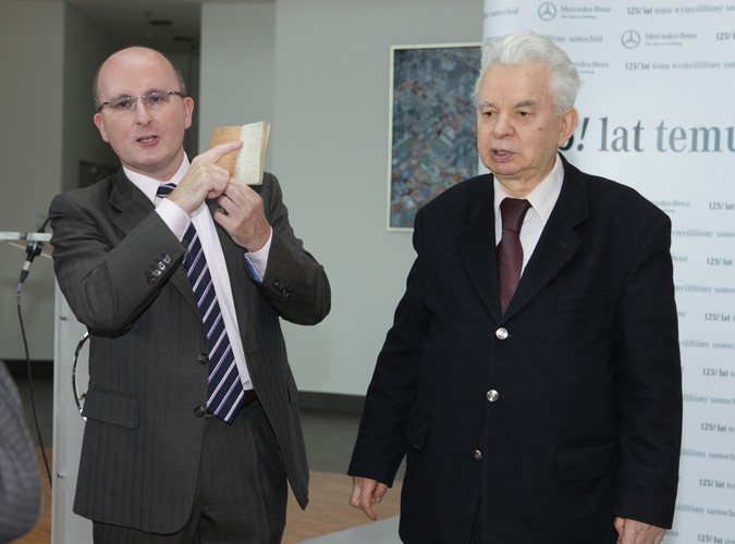 Mercedes-Benz 200D z 1966 roku, w lakierze 'ocean blue', przejechał 300 tys. km i jest dziś w dobrym stanie