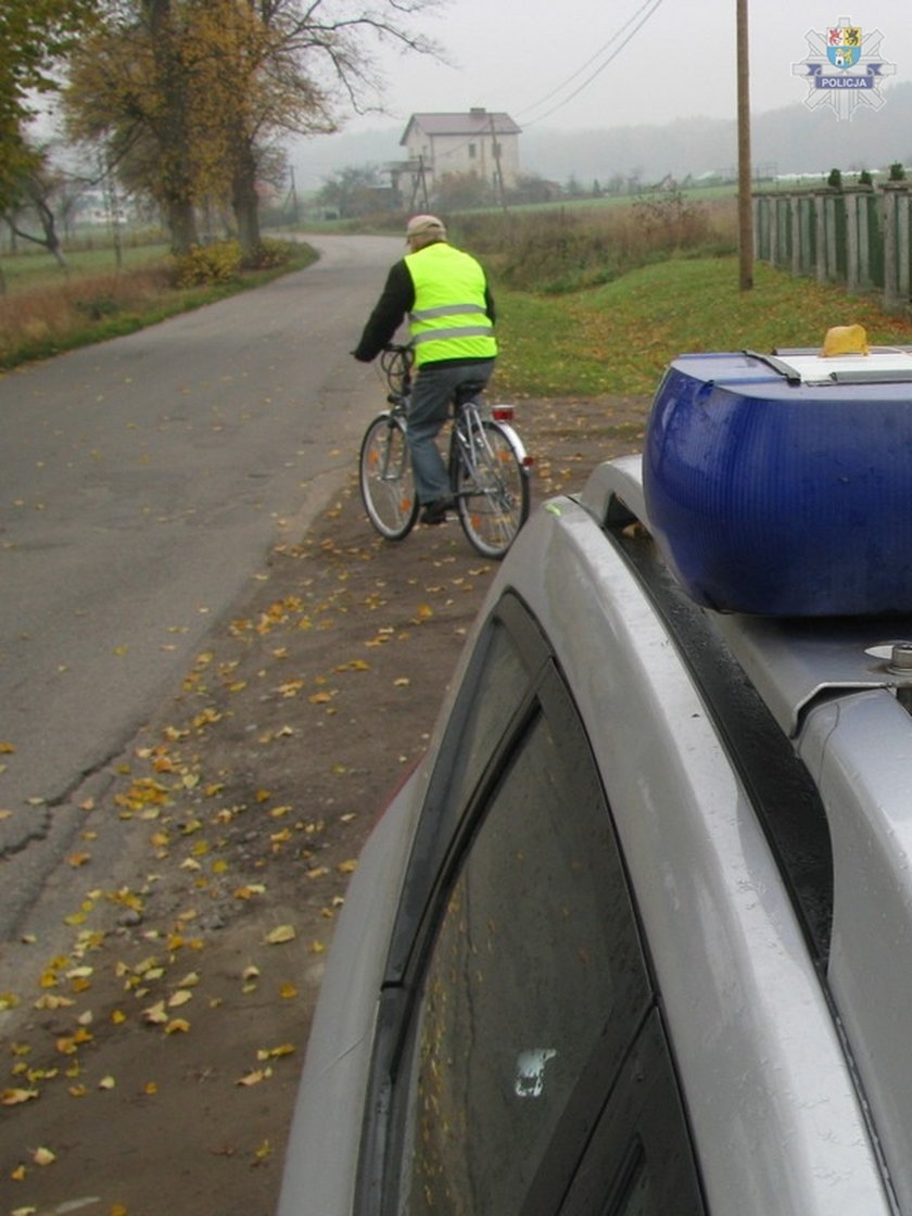 Policjanci z Lęborka rozdawali pieszym i rowerzystom kamizelki odblaskowe