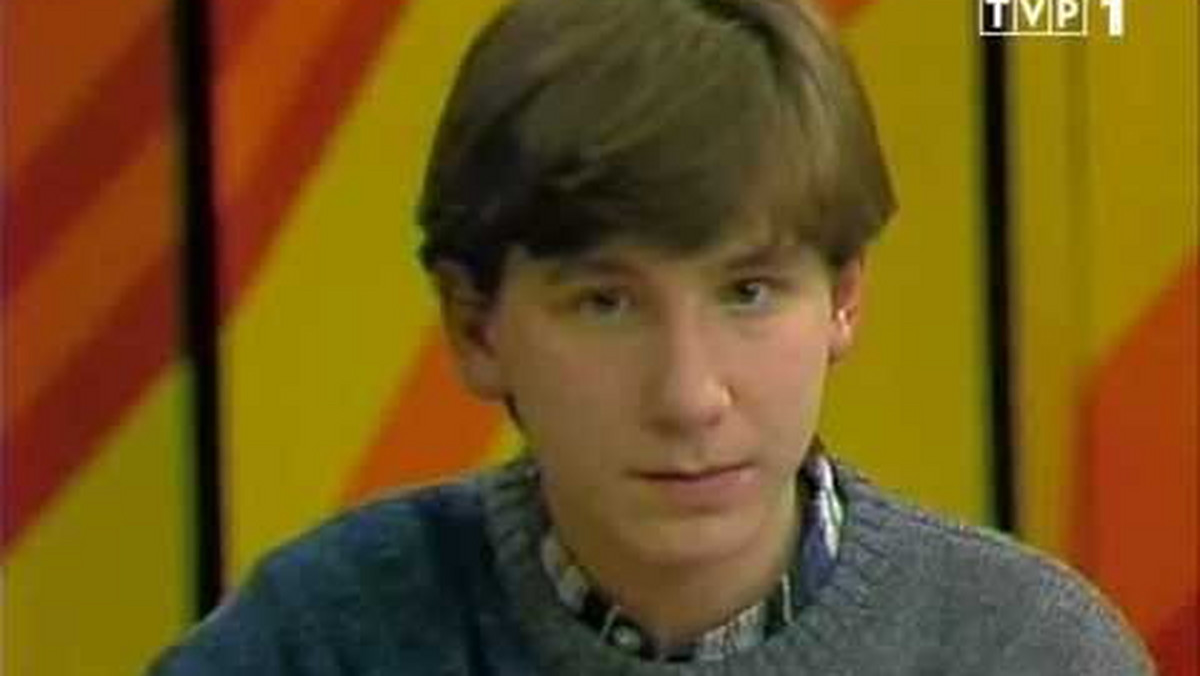 Wiele dzisiejszych gwiazd telewizji zaczynało w młodzieżowym programie "5-10-15". Jedną z nich jest dziennikarz Piotr Kraśko. W sieci można obejrzeć archiwalne wideo z prezenterem w roli głównej. Zobaczcie.