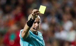 Szymon Marciniak wypaczył wynik meczu? Polskiego arbitra krytykują media i kibice