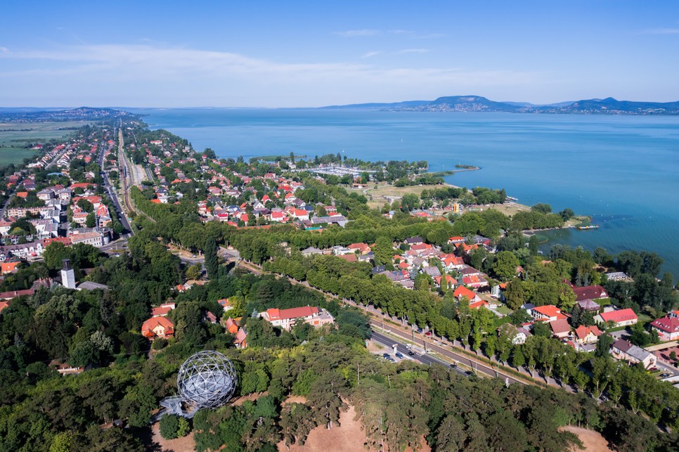 A fiatalabbak inkább a balatonboglári Gömbkilátót részesítik előnyben