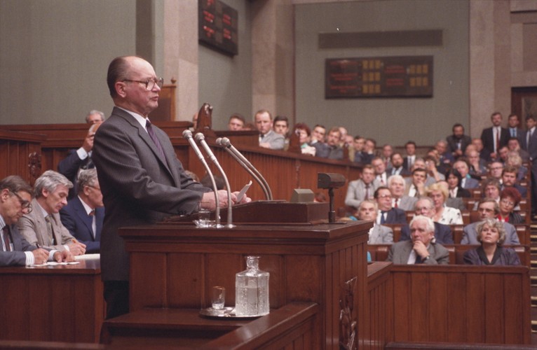 Ustawy z planu Balcerowicza ujednolicają zasady opodatkowania firm, znoszą monopol państwa na handel walutą, umożliwiają upadłość przedsiębiorstw państwowych, zakazują finansowania deficytu państwa przez bank centralny. Plan Balcerowicza wprowadza rozwiązania antyinflacyjne, m.in. popiwek (podatek od ponadnormatywnego wzrostu wynagrodzeń) oraz likwiduje preferencyjne oprocentowanie dla firm państwowych. <br><br><br>fot.  ka PAP/Ireneusz Sobieszczuk