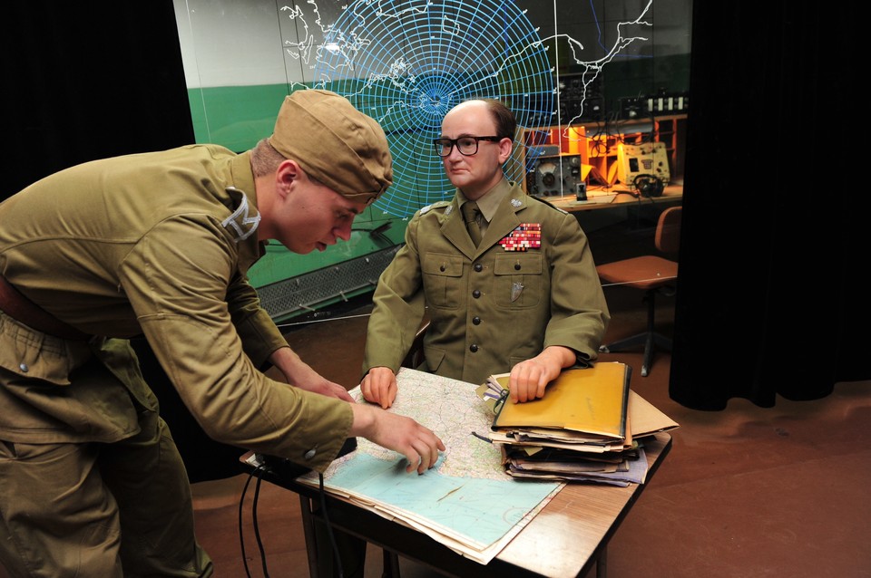 Silikonowa figura przedstawiająca gen. Wojciecha Jaruzelskiego w Muzeum Obrony Wybrzeża w Świnoujściu