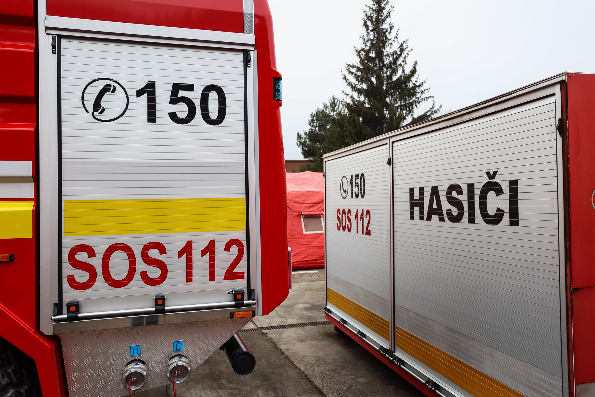 Pri požiari rodinného domu v Kozárovciach prišli o život štyria ľudia. (ilustračné foto)