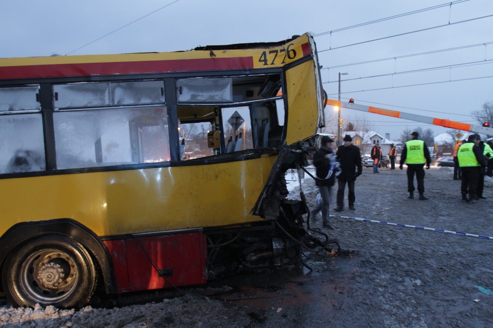 WARSZAWA WYPADEK ZDERZENIE POCIĄGU Z AUTOBUSEM