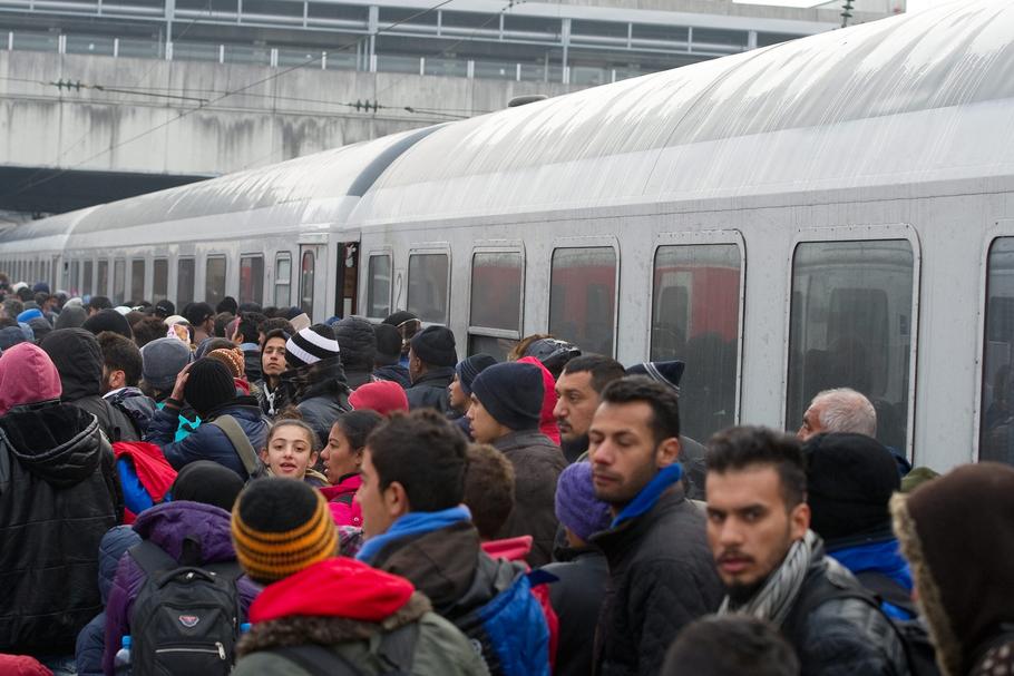Uchodźcy oczekujący na pociąg do Düsseldorfu na stacji w Pasawie, Niemcy, 3.11.2015