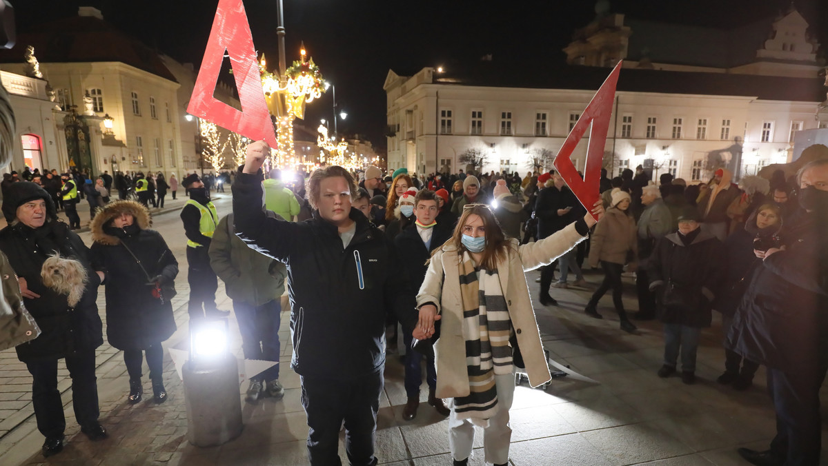 Warszawa: protest przeciwko lex Czarnek przed pałacem prezydenckim 