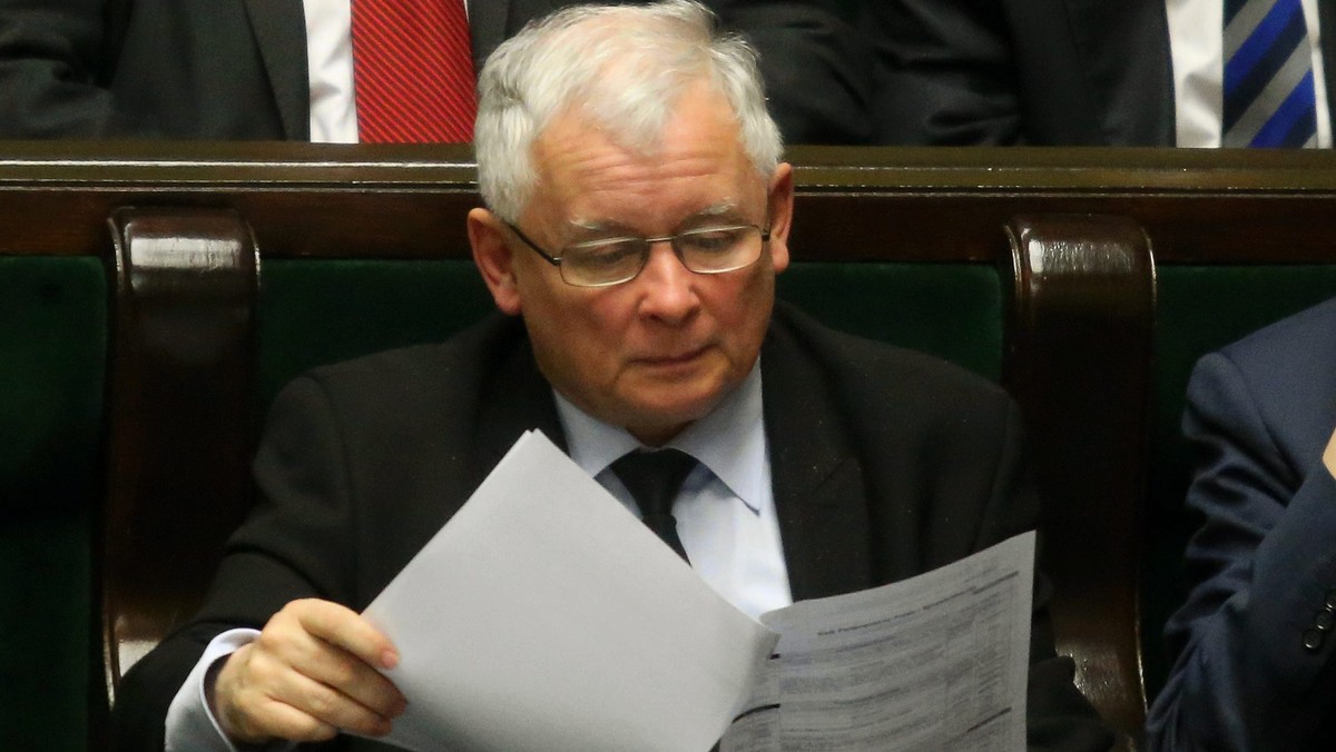 Jarosław Kaczyński w "Do Rzeczy" wraca do wydarzeń z 2007 roku. – Wtedy kluczowe dla naszej przegranej – i tu muszę uderzyć się we własne piersi – było to, że zgodziłem się na dyskusję z Donaldem Tuskiem – podkreślił prezes PiS. Były premier w tygodniku podsumował także pierwszy rok prezydentury Andrzeja Dudy.