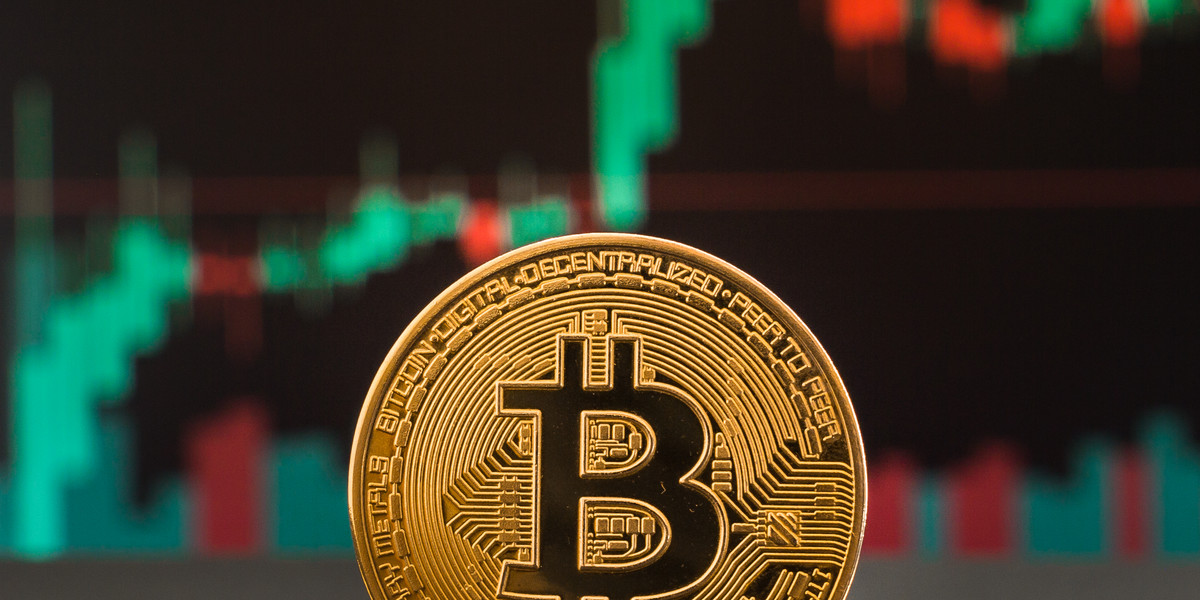 Określenie Bitcoin funkcjonuje na oznaczenie dwóch rzeczy. Jest nie tylko wirtualną walutę, ale wskazuje również cały, globalny system płatności, który steruje wysyłaniem i odbieraniem tejże waluty