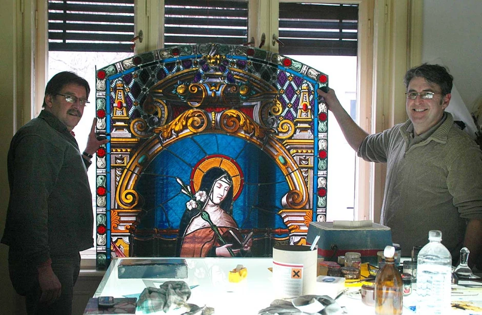 Rudolf Mesaroš i Jožef Kovač s vitrazom iz crkve u Kljajićevu koji restauriraju