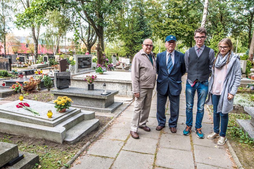 maturzyści z 1955 roku i licealiści VI LO w Łodzi przy grobie Adama Szczerbowskiego