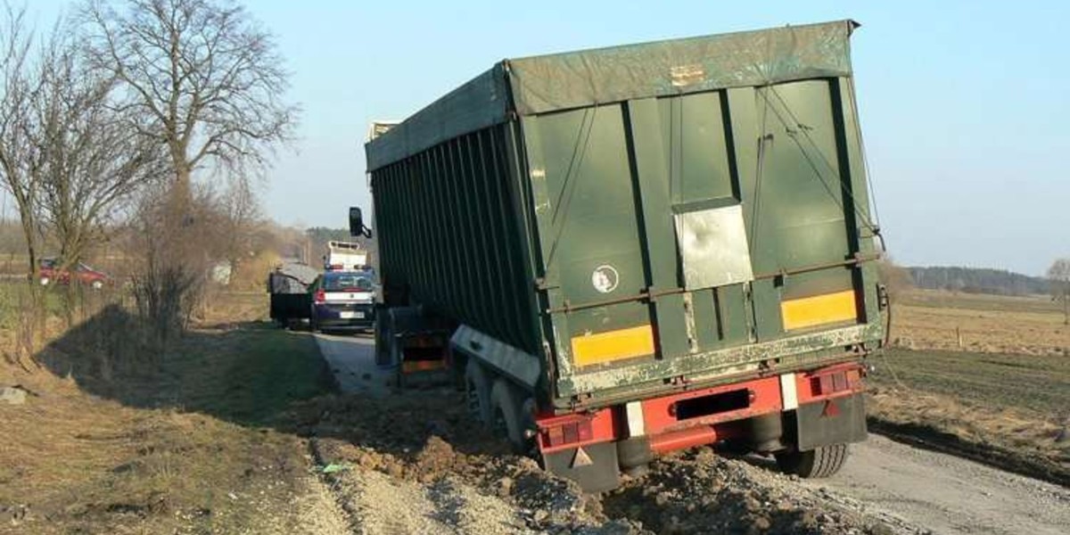 Ciężarówka rozwaliła drogę