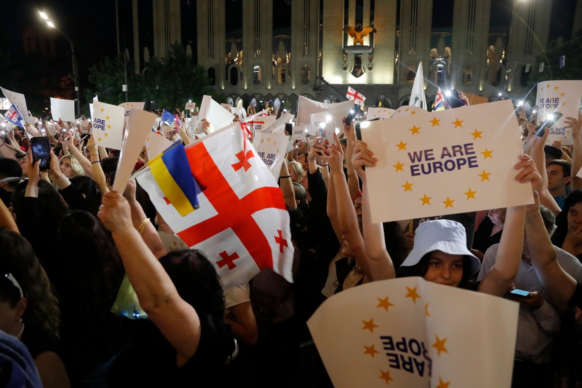 Dziesiątki tysięcy Gruzinów wyszły w poniedziałkowy wieczór na ulice Tbilisi, by wyrazić poparcie dla integracji europejskiej
