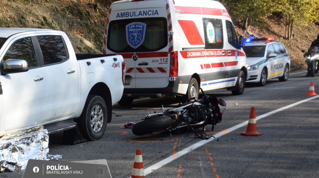 Vodič motocykla v pravotočivej zákrute dostal šmyk s následným pádom a prejdením do protismeru.