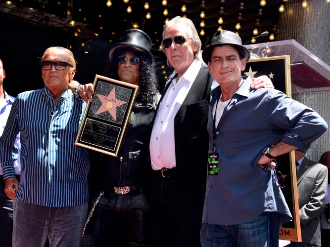 Slash, producent Robert Evans, radiowiec Jim Ladd i Charlie Sheen