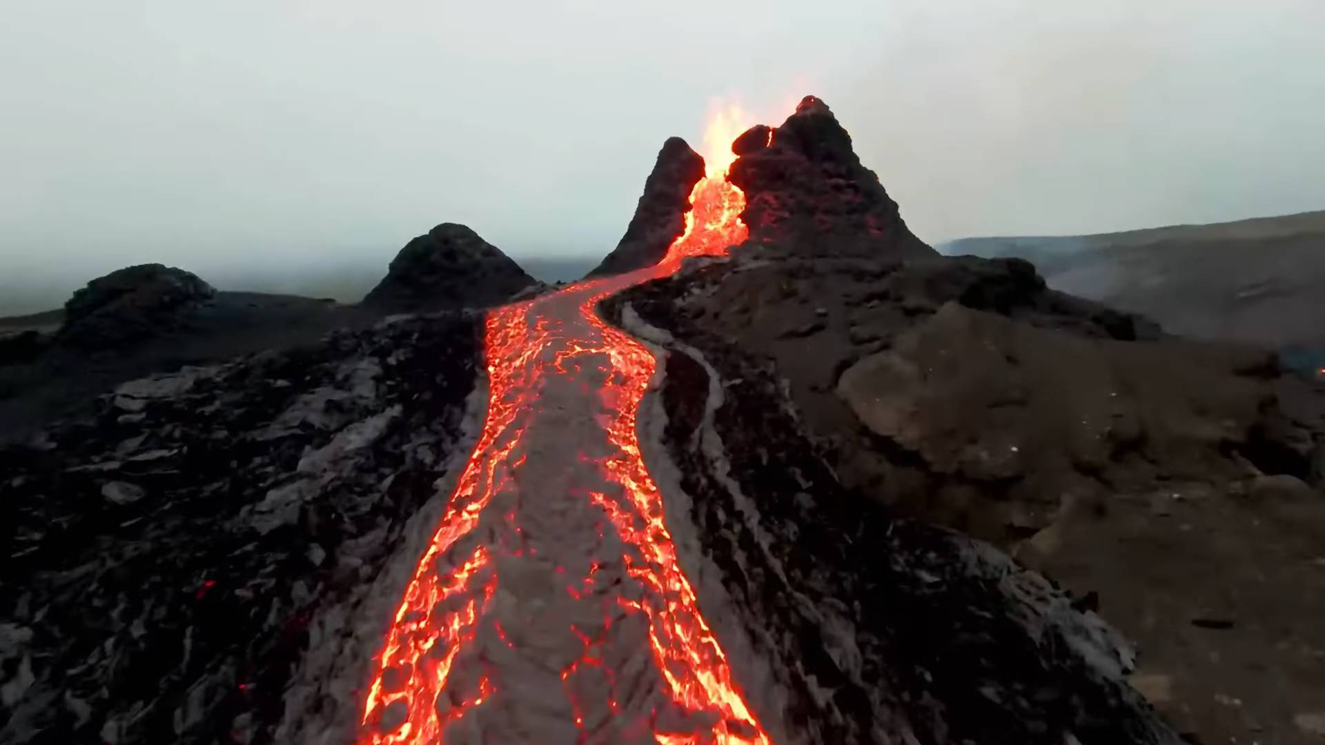 Drónnal repültek a lávát fröcskölő izlandi vulkánkitörés fölé