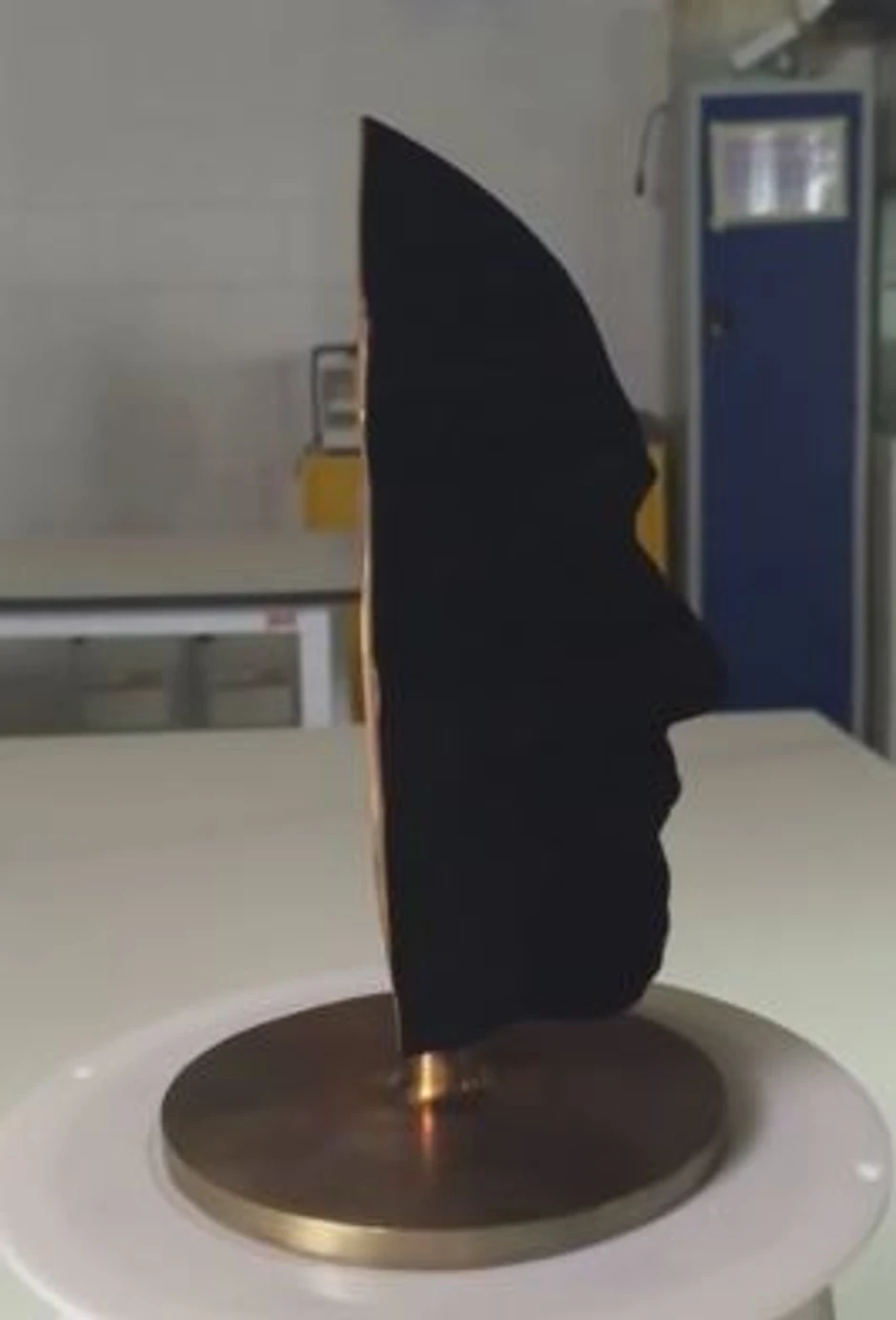 Maska ofarbano u crno