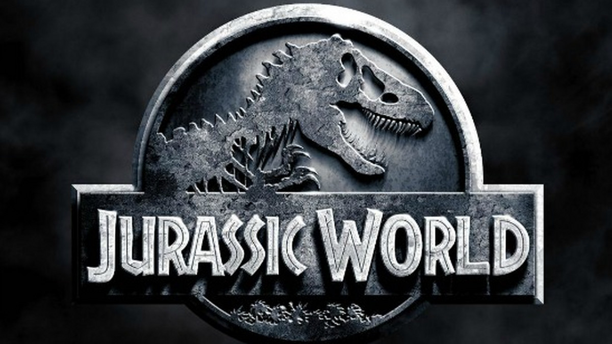 Colin Trevorrow, reżyser filmu "Jurassic World", zamieścił na swoim Twitterze plakat promujący produkcję. Grafika niewiele zdradza, ale widać, że wyraźnie nawiązuje do oryginalnej trylogii "Parku Jurajskiego".