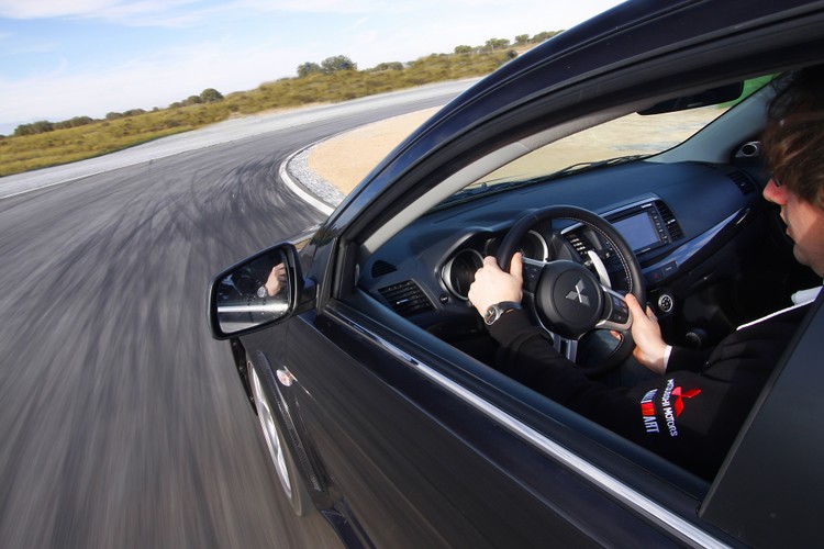 Elastyczność? 366 niutonometrów wgniata w fotel - zryw od 60 do 100 km/godz. to ledwie 3,4 sekundy