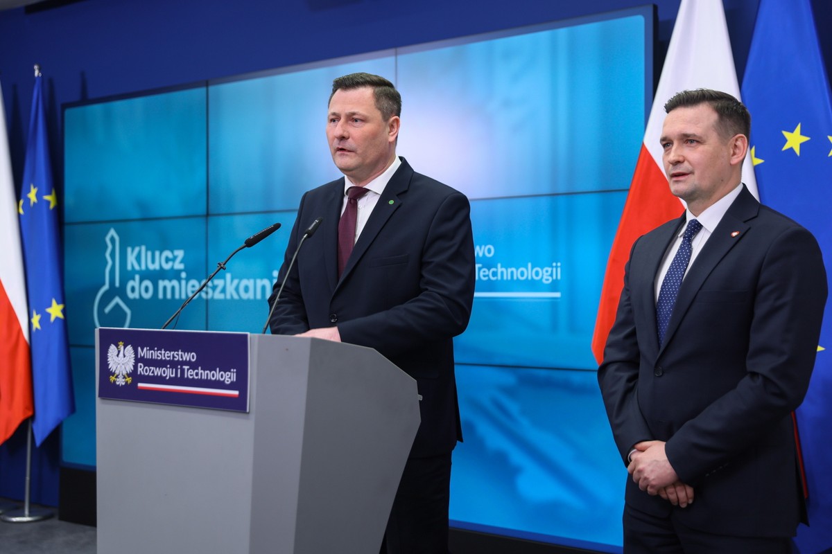 Warszawa, 13.02.2025. Minister rozwoju i technologii Krzysztof Paszyk (L) i wiceminister rozwoju i technologii Michał Jaros (P) podczas konferencji prasowej w siedzibie resortu w Warszawie, 13 bm. Tematem spotkania jest prezentacja założeń nowej strategii mieszkaniowej Ministerstwa Rozwoju i Technologii. (sko) PAP/Leszek Szymański