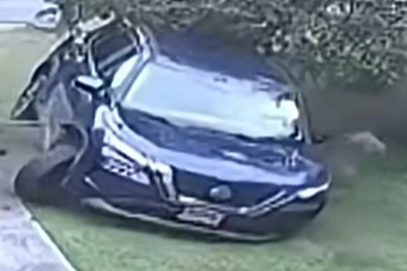 Nije samo peh: Za dve godine čak 9 automobila joj je ULETELO U DVORIŠTE