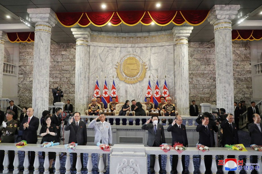 Kim Dzu Ae z ojcem w tzw. loży VIP w czasie parady wojskowej. 6 września 2023 r.