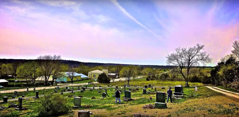Wejście do piekła na cmentarzu