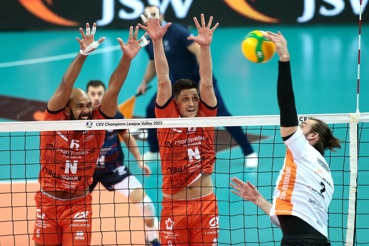 Zawodnik Jastrzębskiego Węgla Jan Hadrava (P) oraz Danny Demyanenko (L) i Marin Dukic (C) z Montpellier HSC VB podczas meczu 4. kolejki grupy A Ligi Mistrzów siatkarzy