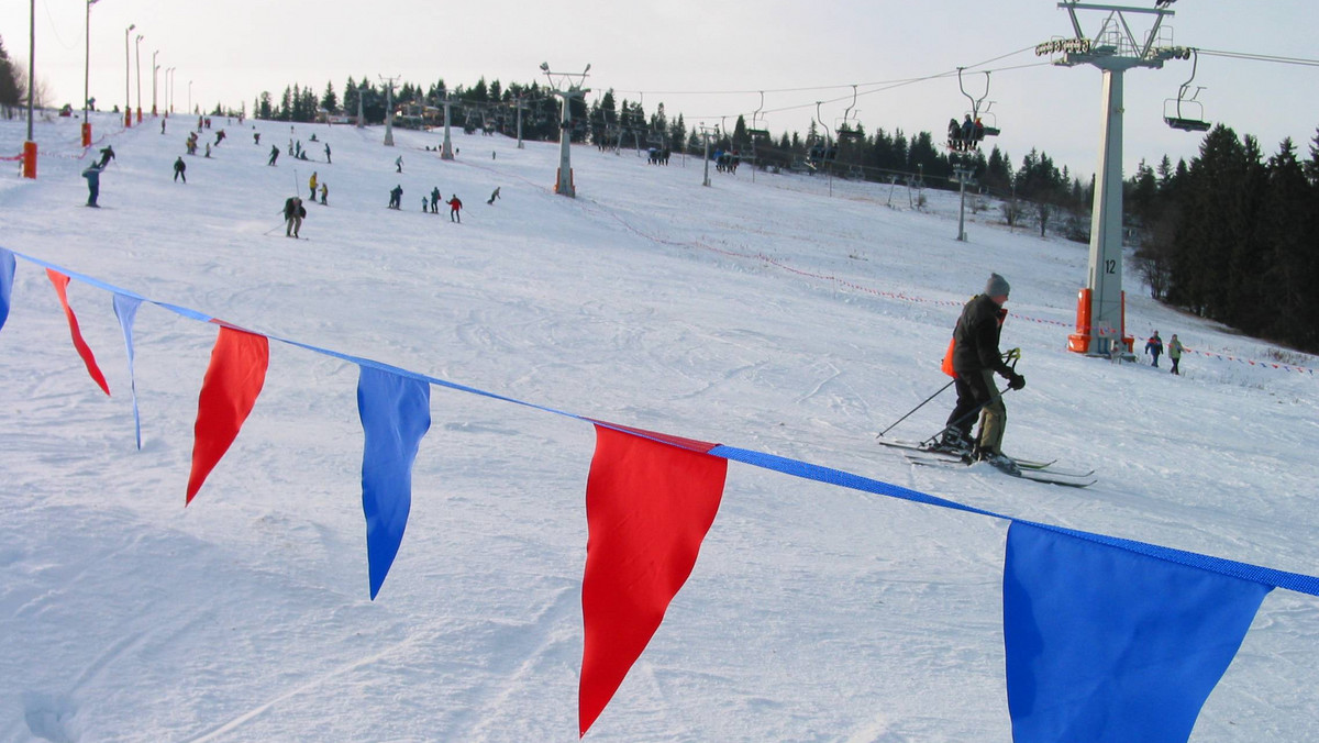 Pod Tatrami nie ma jeszcze śniegu, ale już od kilku miesięcy stacje narciarskie przygotowują się do nadchodzącego sezonu. Praca wre zarówno przy wyciągach i trasach narciarskich, jak i w przygotowywaniu specjalnych promocji i ofert dla narciarzy. Pięć stacji narciarskich z rejonu Białki Tatrzańskiej, Jurgowa i Czorsztyna już tej zimy wprowadza ski-passy czyli wspólne karnety na wszystkie wyciągi narciarskie - podało Radio Kraków.