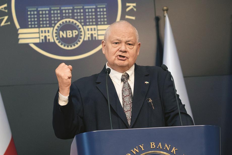 Prezes NBP prof. Adam Glapiński miesiącami udawał, że inflacji nie ma i nie będzie, przez co zmniejszył wiarygodność banku i wiarę konsumentów w to, że stawi on czoła wzrostowi cen.