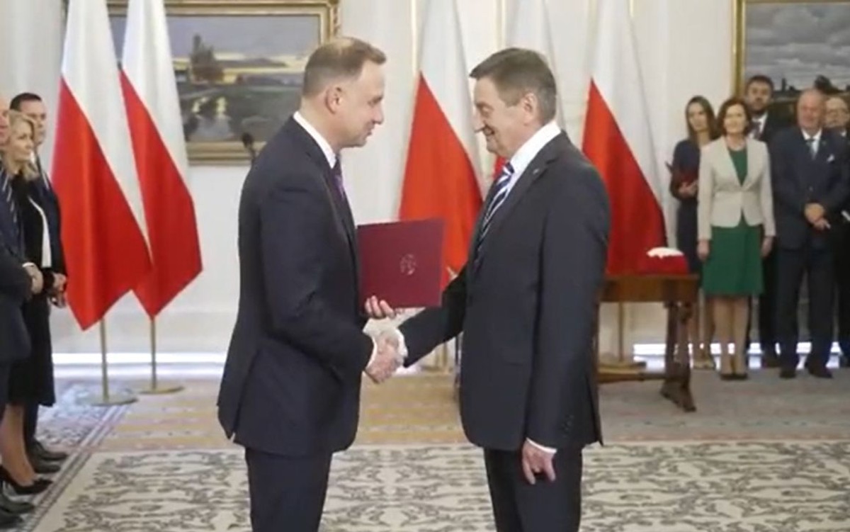 Marek Kuchciński odbiera akt powołania z rąk prezydenta Andrzeja Dudy
