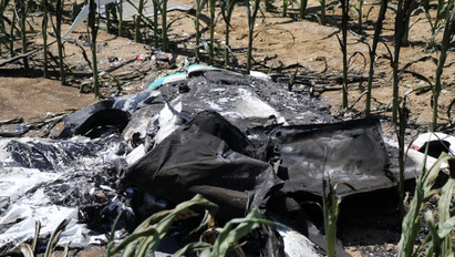 Repülőkatasztrófa Pécsnél: újabb részletek a tragédiáról, megérkeztek az első fotók a kiégett roncsról