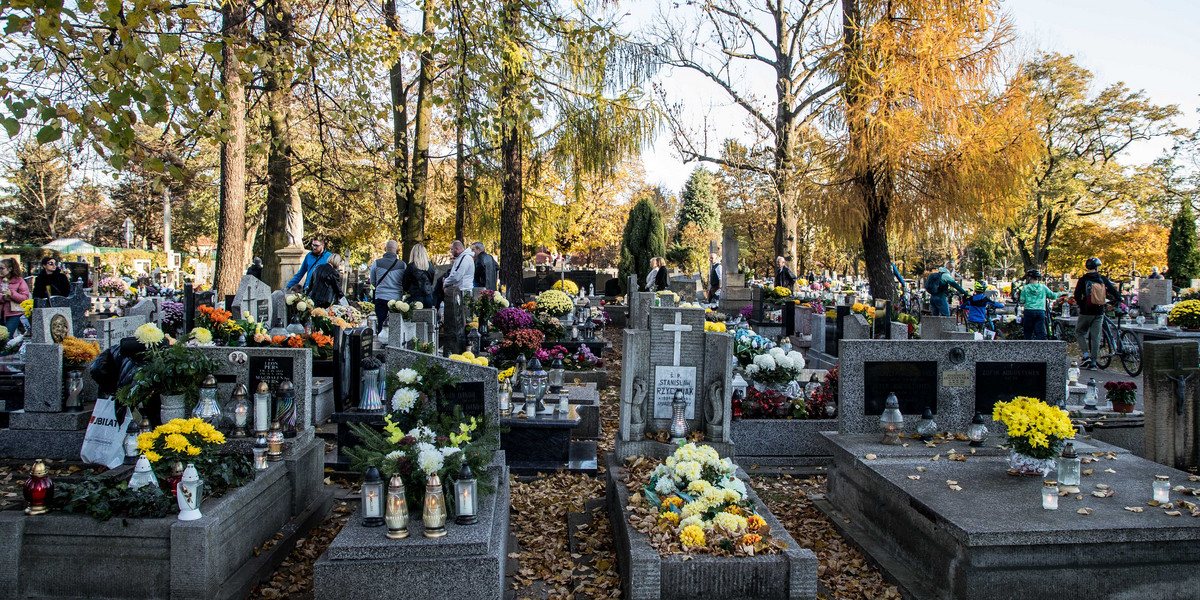 Na cmentarzach w całej Polsce zapanował chaos. Hieny cmentarne kradną, co popadnie.