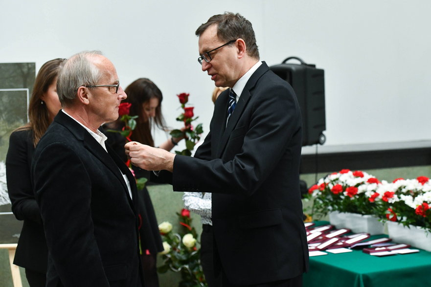 Prezes IPN Jarosław Szarek wręcza odznaczenie Janowi Frógowi.