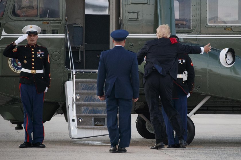 Żołnierzowi spadła czapka tuż przed nosem Trumpa. Co zrobił prezydent?