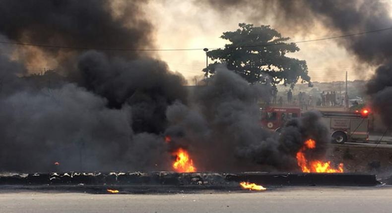 Oil tanker burns on Otedola Bridge, Lagos (Twitter @ng_phenomenal)