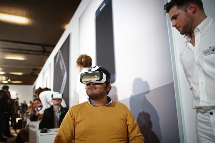 W Barcelonie koreański Samsung zaprezentował również nową wersję okularów rozszerzonej rzeczywistości Gear VR, które mają współpracować z dwoma najnowszymi flagowymi smartfonami – Galaxy S6 oraz Galaxy S6 Edge. Urządzenie jest o 15 proc. mniejsze od swojego poprzednika i zostało wyposażone w mechaniczny system wentylacji, który ma poprawić komfort użytkowania.  Użytkownicy konkurujących z Oculus Riftem okularów Gear VR, otrzymają dostęp do gier, aplikacji oraz filmów nagrywanych w technologii 360 stopni.