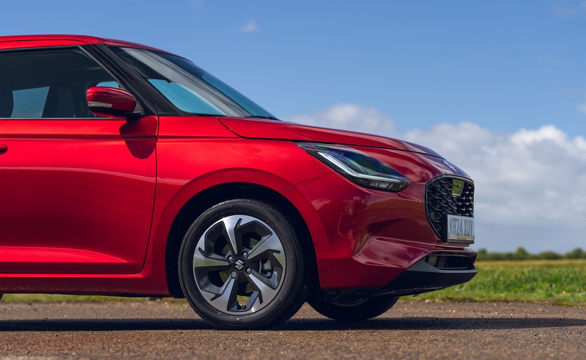 Nowe Suzuki Swift silnik czerwony lakier