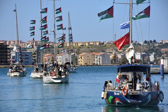 IZRAELCI NAPALI FLOTILU KOJA JE PLOVILA KA GAZI Više plovila izgubilo pogon i komunikaciju: "Oni stvaraju uslove za smrt"