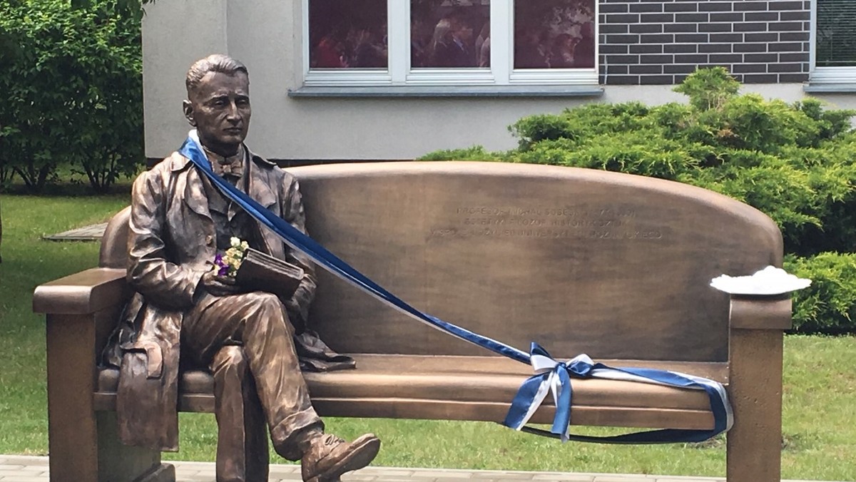 Poznań: odsłonięcie ławeczki prof. Mikołaja Sobeskiego