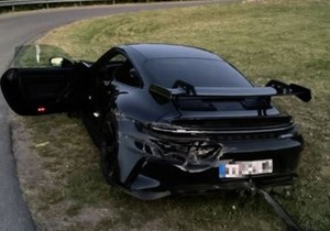 Porše sa srpskim registarskim tablicama pronađen pored puta u Nemačkoj 