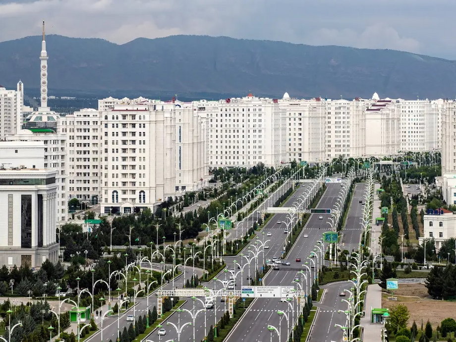 Ogromne ulice pustego osiedla w stolicy Turmenistanu Aszchabadzie