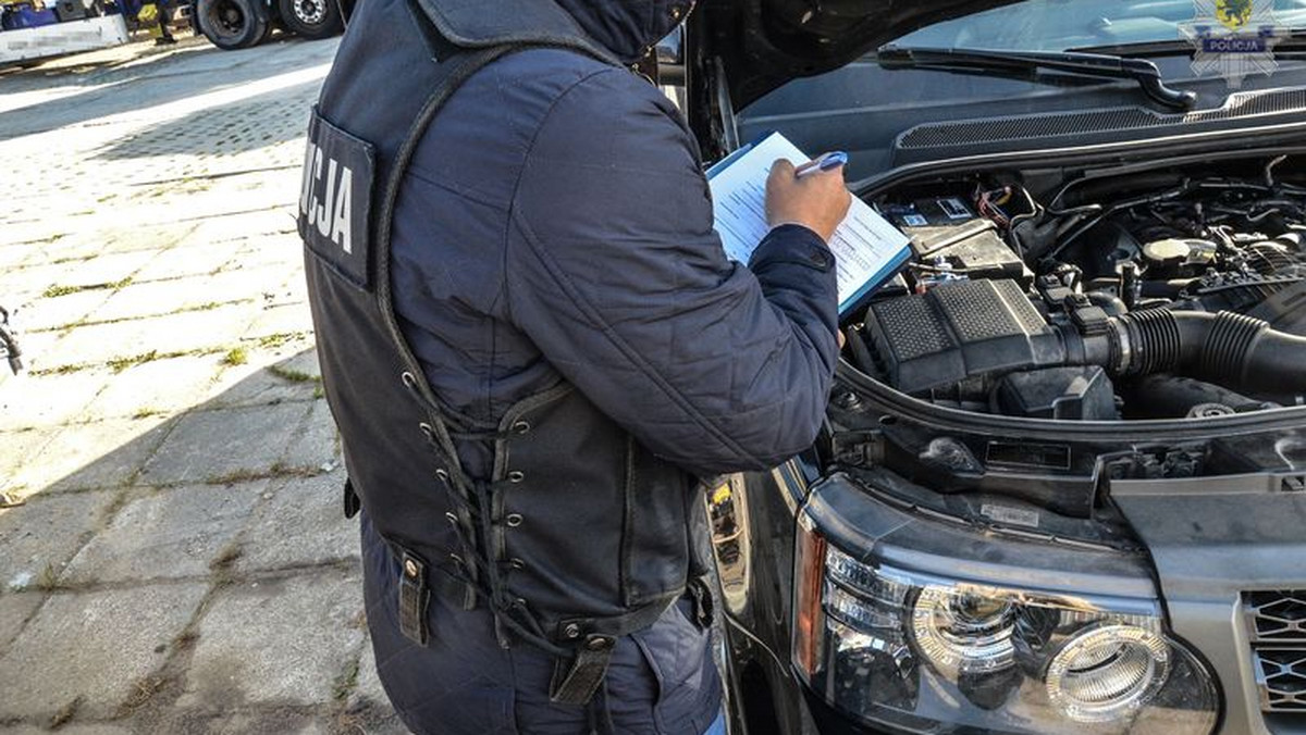 Policjanci z gdańskiej komendy wojewódzkiej zatrzymali 15 osób podejrzewanych o legalizację kradzionych samochodów. Osoby te działać miały w grupie przestępczej, która łamania prawa dopuszczała się nie tylko na terenie Polski, ale także w innych europejskich krajach.