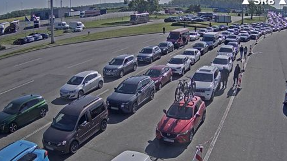(FOTO) HAOS NA IZLASKU IZ SRBIJE Kolonama ka Hrvatskoj se ne vidi kraj, čeka se i DUŽE OD 3 SATA, a na OVOM prelazu situacija za ne verovati